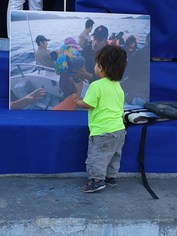 Mit den Flüchtlingen draußen auf dem Platz in Lesbos, um an die zu erinnern, die nicht angekommen sind, denn 